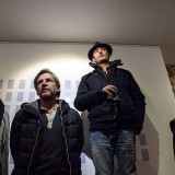 Jérémy Taburchi annonce le principe de la performance, entouré de quelques uns des participants au quatrième numéro de la revue Lou Can